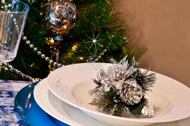 圣诞晚餐<strong>餐桌套装</strong>，蓝色和银色装饰