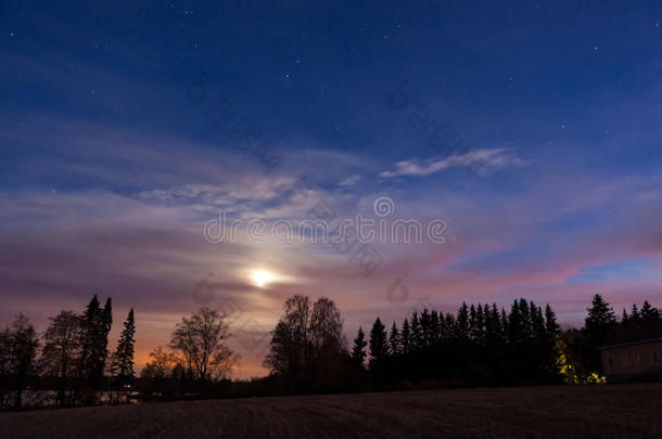 夜景与多云星空