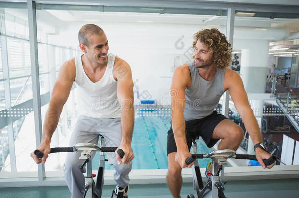 健身男子在健身房骑健身自行车