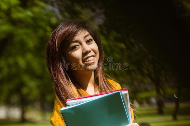 女大学生在公园里看书