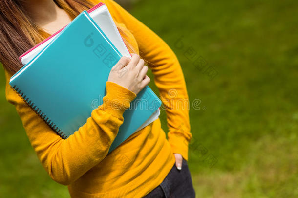 女大学生在公园里看书