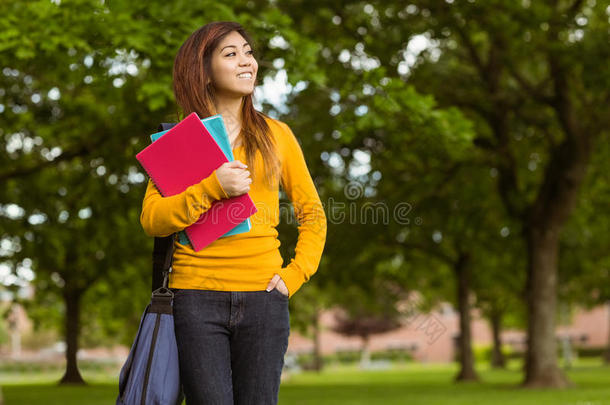 女大学生在公园里看书