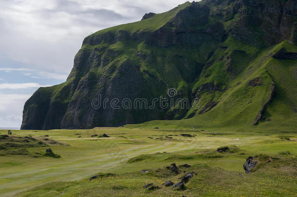 将高尔夫球场与火山景观中的山脉联系起来