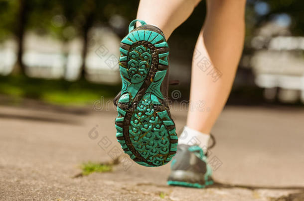 穿着<strong>跑鞋</strong>的女人在小路上慢跑
