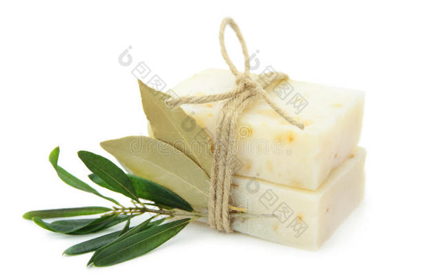 白底橄榄和月桂叶的天然草本香皂