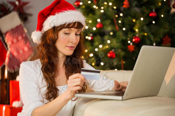 圣诞节红发人用笔记本电脑上网购物