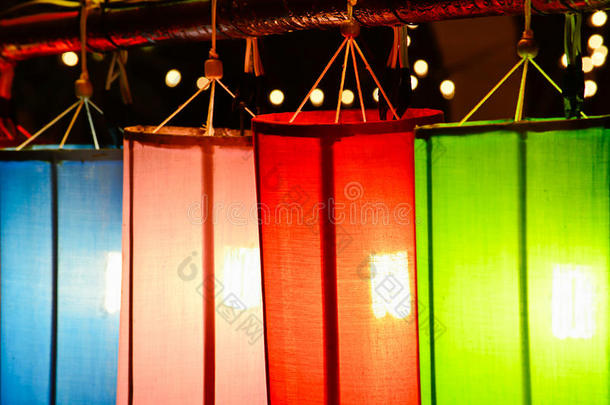 色彩鲜艳的布艺灯笼，背景是波基