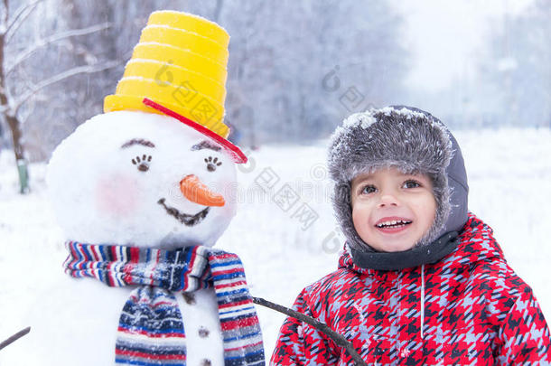 冬天的乐趣！我和我的朋友雪人在冬天的雪天里。