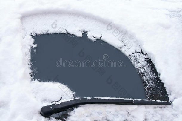 运输概念。冬天汽车的窗户已被雨刷擦去了积雪。