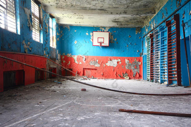 学校的旧体育馆里有一个篮球