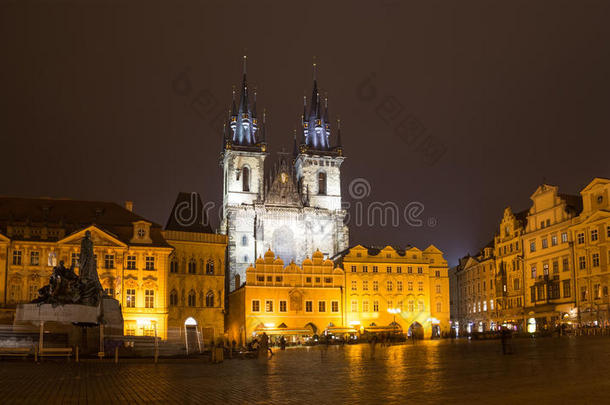 捷克共和国布拉格魔法城的<strong>童话</strong>般的泰恩夫人教堂（1365）的夜间照明