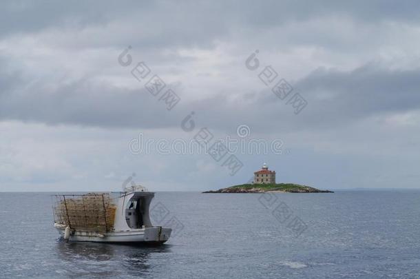 克罗地亚渔船和穆罗灯塔