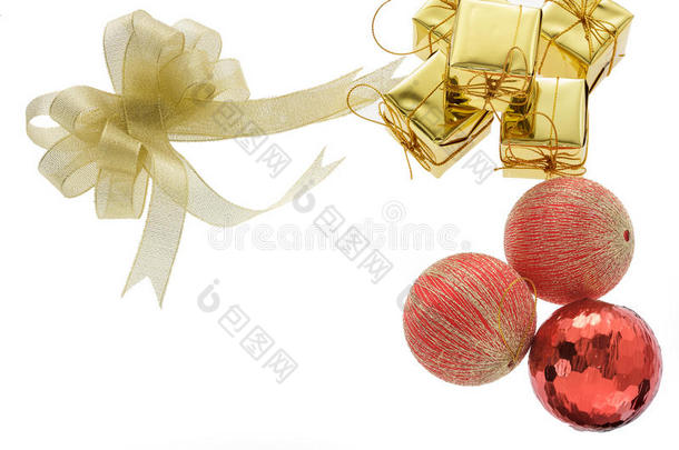 白色的圣诞球和<strong>金色礼品</strong>盒。