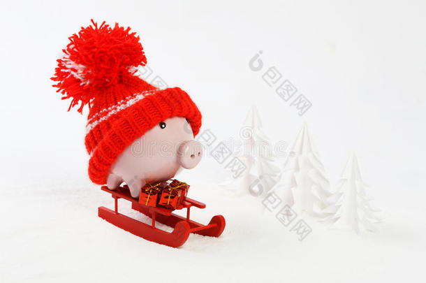 雪地上，雪地上和周围都是雪地上，戴着红帽子的小猪盒，上面放着三个金蝴蝶结的礼物