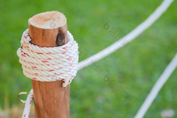 用绳子在木杆上<strong>打结</strong>