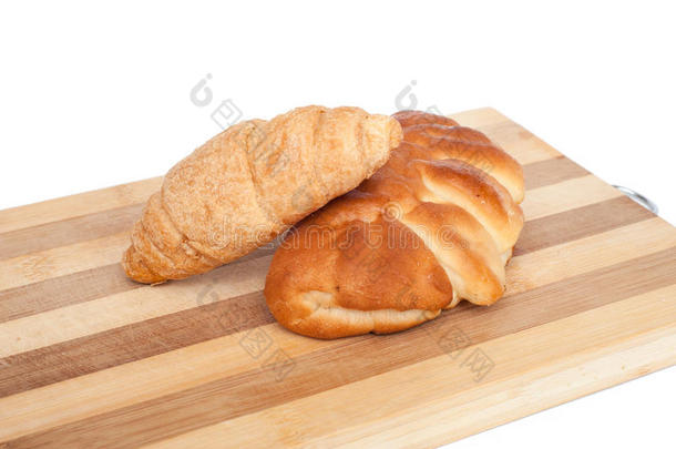 面包和美味的羊角面包放在砧板上