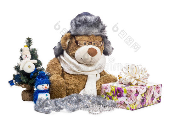圣诞树旁戴眼镜的泰迪熊围巾帽子