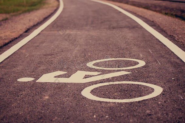 道路、自行车道上的老式自行车标志