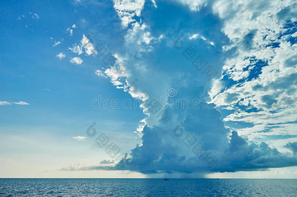 远处巨大的云彩，海面上有雨