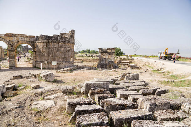 土耳其希拉波利斯。多米提安门，公元86-87年，从墓地俯瞰