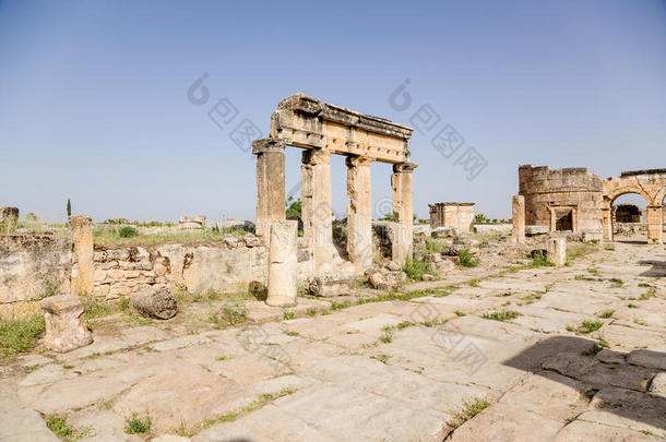 土耳其希拉波利斯。弗朗蒂努斯街和多米提安门的柱廊遗迹，公元86-87年