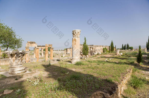 土耳其希拉波利斯。弗朗蒂努斯古董街上的废墟