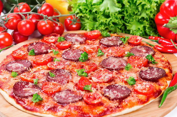 西红柿意大利香肠奶酪披萨