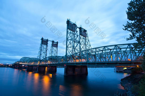 哥伦比亚河i-5州际公路高架金属桁架桥