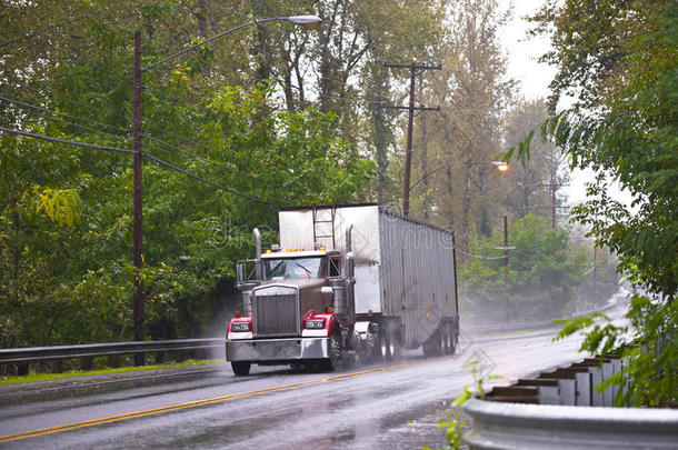 雨天潮湿路面上的经典大卡车