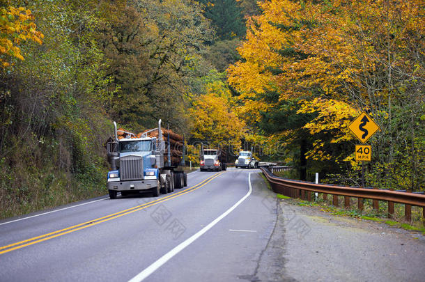 美丽的秋日公路上的卡车车队