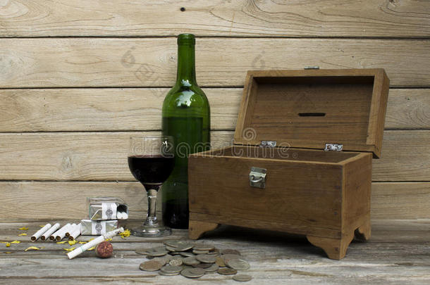 酒葡萄和旧宝箱