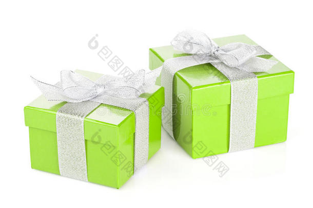 两个带银<strong>丝带</strong>和蝴蝶结的绿色<strong>礼盒</strong>