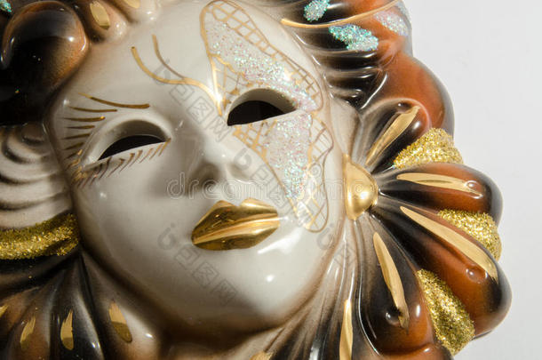 手工制作的嘉年华威尼斯人面具，由白色背景上隔离的陶瓷制成