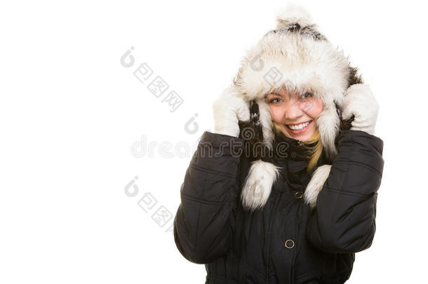 寒假。穿着暖和衣服的快乐女孩。