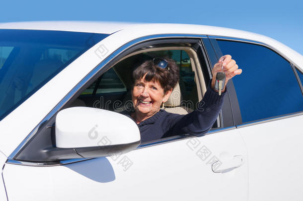 成熟的老年女司机微笑着拿着新车钥匙
