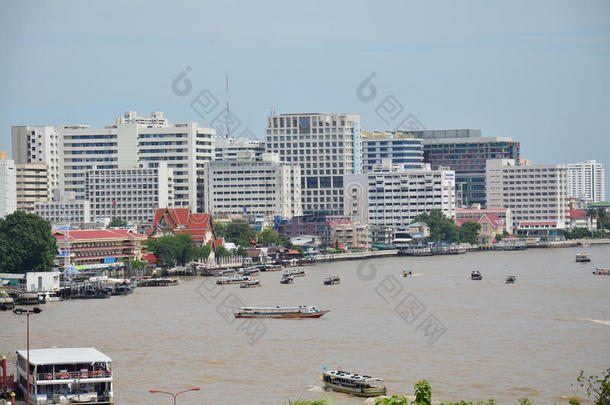 从wat arun ratchawararam的prang看湄南河