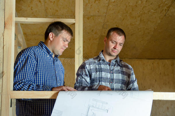 两个建筑商在讨论一个建筑方案