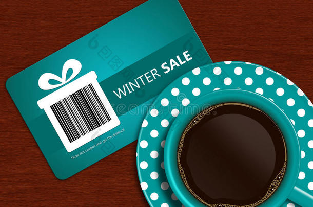 桌上有一杯带冬季销售优惠券的咖啡