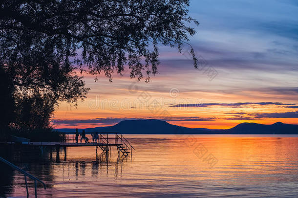 巴拉顿湖的五颜六色的日落
