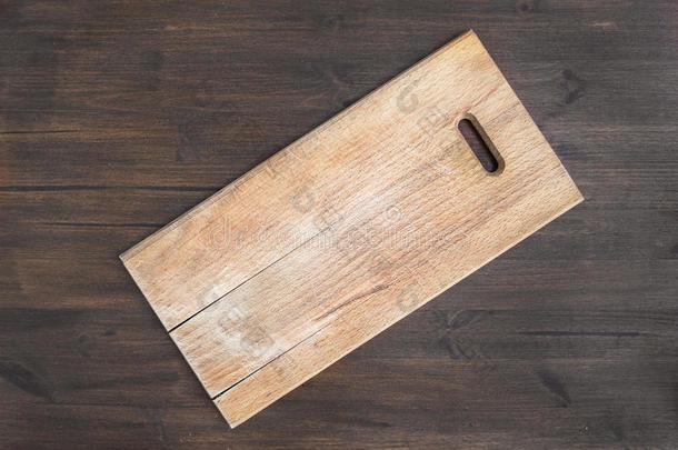 深色木制书桌上有一块<strong>粗犷</strong>的方形木板