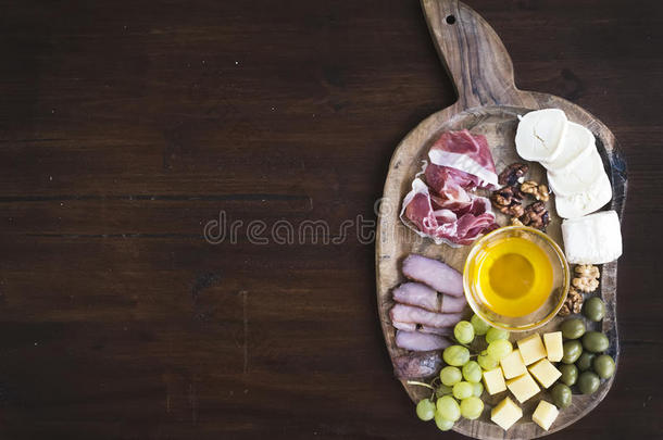 葡萄酒开胃菜套装：肉类和奶酪精选，蜂蜜，葡萄，w