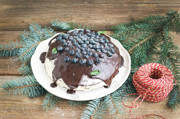 圣诞巧克力庆祝蛋糕，巧克力甘纳什，奶油奶酪馅<strong>料</strong>，新鲜蓝莓和毛皮树枝