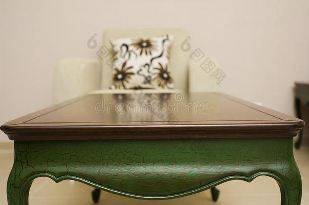 一张豪华桌子的特写，复古实木家具细节