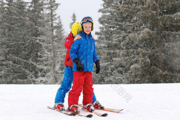 两个男孩正在享受冬季滑雪假期