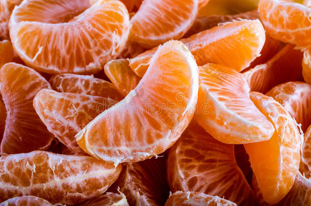 橘子或橘子段剥皮近距离的背景纹理。