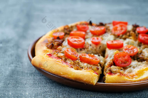 披萨配肉，马苏里拉和西红柿