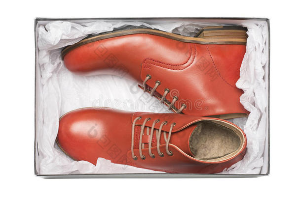 新的红色鞋子在盒子里