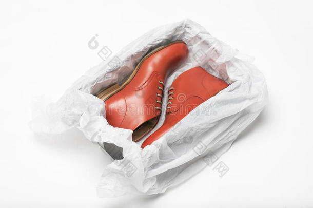 新的红色鞋子在盒子里