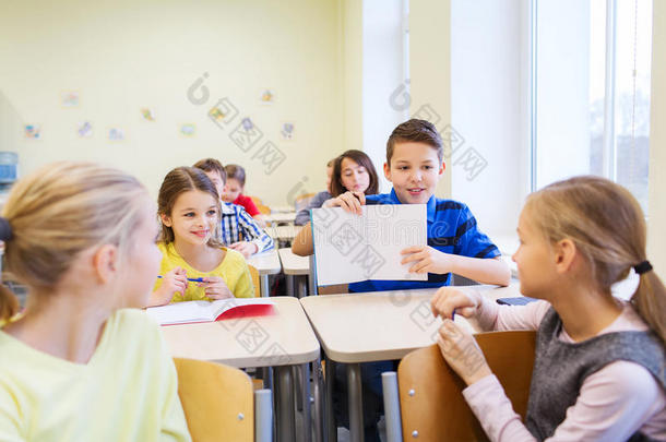 一群小学生在课堂上写测试