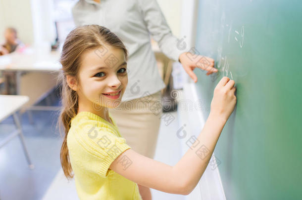 微笑的<strong>小女生</strong>在黑板上写字